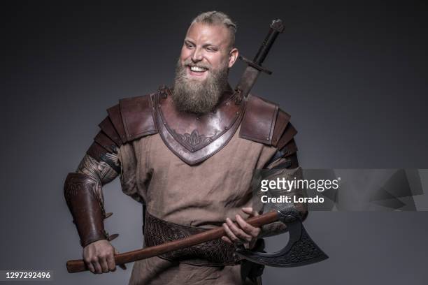 arma empuñando vikingo guerrero en tiro de estudio - vikingo fotografías e imágenes de stock