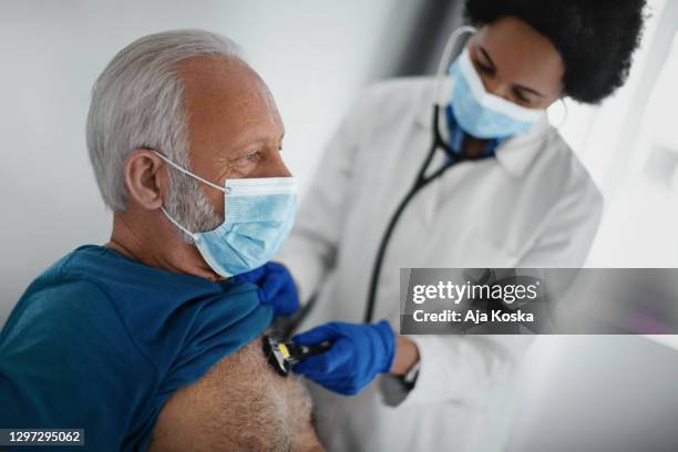 procedimiento de auscultación en un paciente de la tercera edad. - cardiopatía fotografías e imágenes de stock