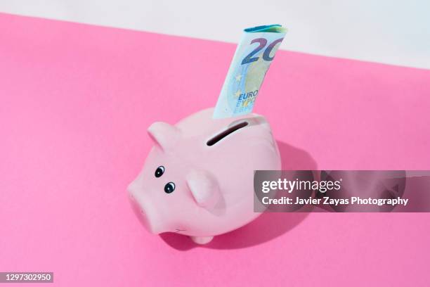 piggy bank and a twenty euro note on pink background - twenty euro note bildbanksfoton och bilder