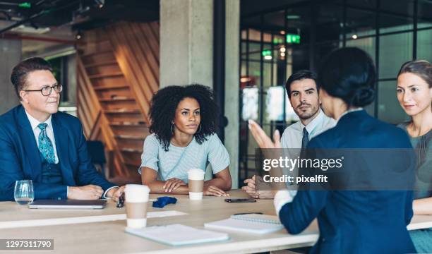 la direction de l’entreprise en réunion - serious photos et images de collection