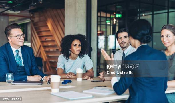 bedrijfsleiding tijdens een vergadering - organisatie stockfoto's en -beelden