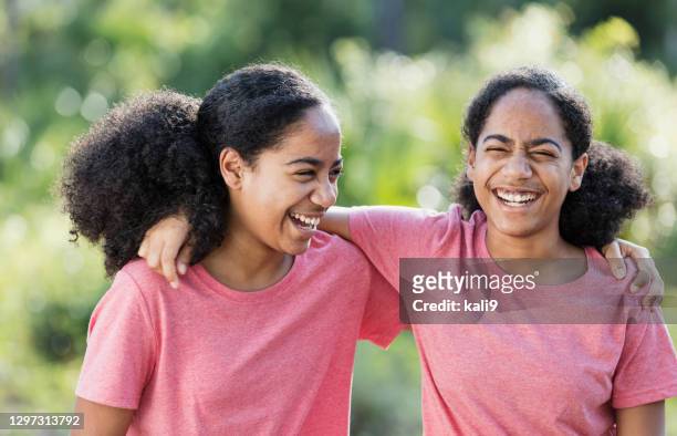 identieke tweelingzussen, afrikaans-amerikaanse tieners - identical twins stockfoto's en -beelden