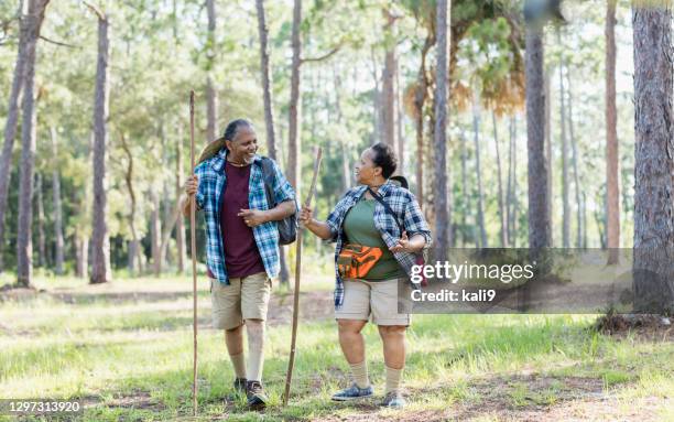 公園でハイキングシニアアフリカ系アメリカ人のカップル - african american couple walking park ストックフォトと画像