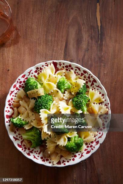 farfalle with broccoli and onion - bow tie pasta stock pictures, royalty-free photos & images