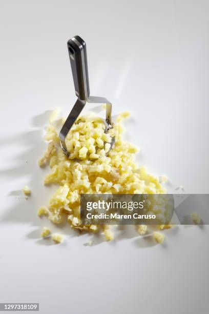potatoes being mashed - potato masher stockfoto's en -beelden