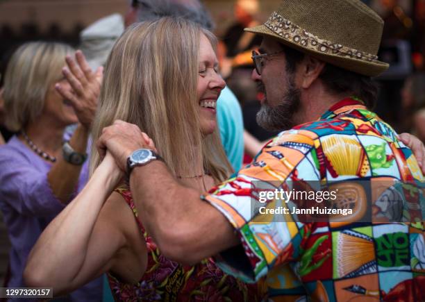 santa fe, nm: pareja bailando en santa fe plaza - santa face fotografías e imágenes de stock