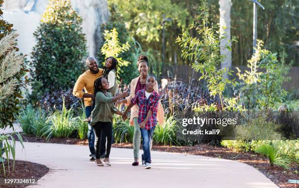 afroamerikanische familie genießt tag im park - familie zoo stock-fotos und bilder