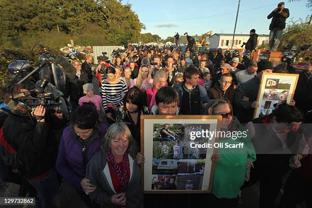 Residents of Dale Farm travellers' camp leave through the main gate as the council's eviction of the site continues on October 20, 2011 in Basildon,...