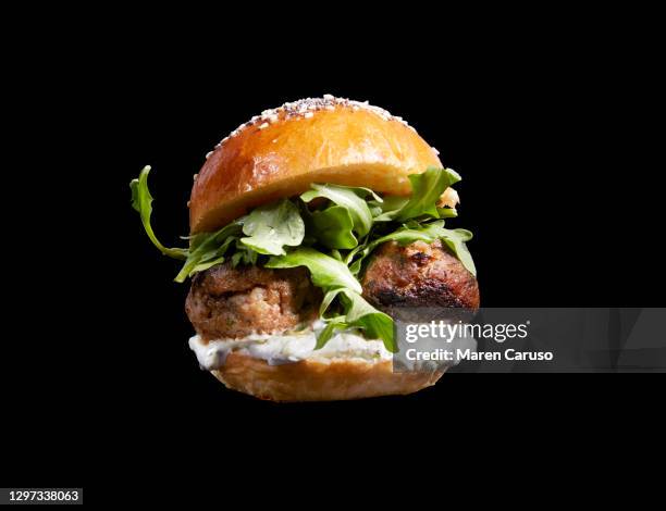 cannabis infused burger - roquette photos et images de collection