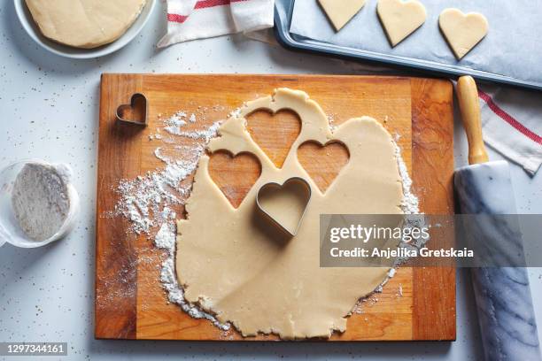 preparing heart sugar cookies. - biscuit au sucre photos et images de collection