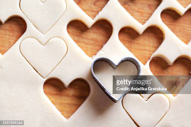 heart shape cut from cookie dough - pastry cutter stockfoto's en -beelden