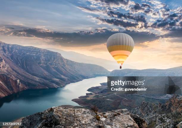 heißluftballons fliegen über den botan canyon in türkei - journey stock-fotos und bilder