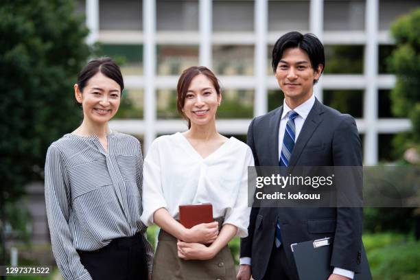 porträt von geschäftsmann und frau - japanese business stock-fotos und bilder