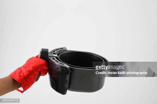 electrical roasting pot - freidora fotografías e imágenes de stock