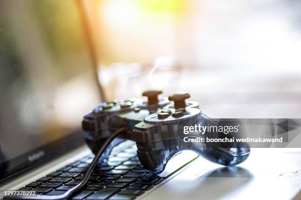 gamer workspace concept, top view a gaming gear, keyboard, joystick - gaming controller fotografías e imágenes de stock