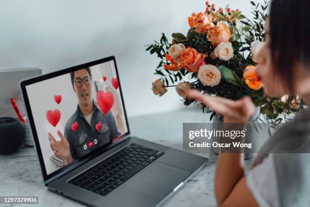 beautiful couple having a romance video call on valentine’s day - relation à distance photos et images de collection