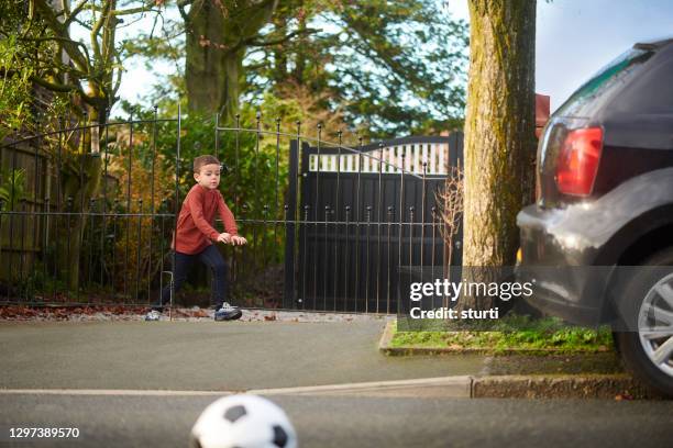 bewustzijn van de verkeersveiligheid - cross road children stockfoto's en -beelden