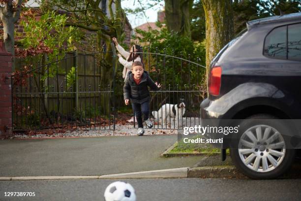 bewustzijn op de weg - cross road children stockfoto's en -beelden