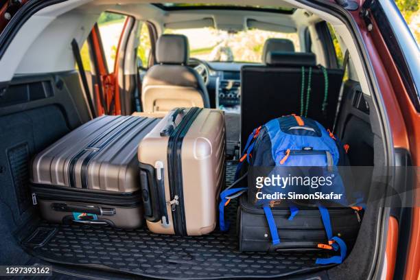 kofferraum voller beladener taschen und gepäck - auto kofferraum stock-fotos und bilder