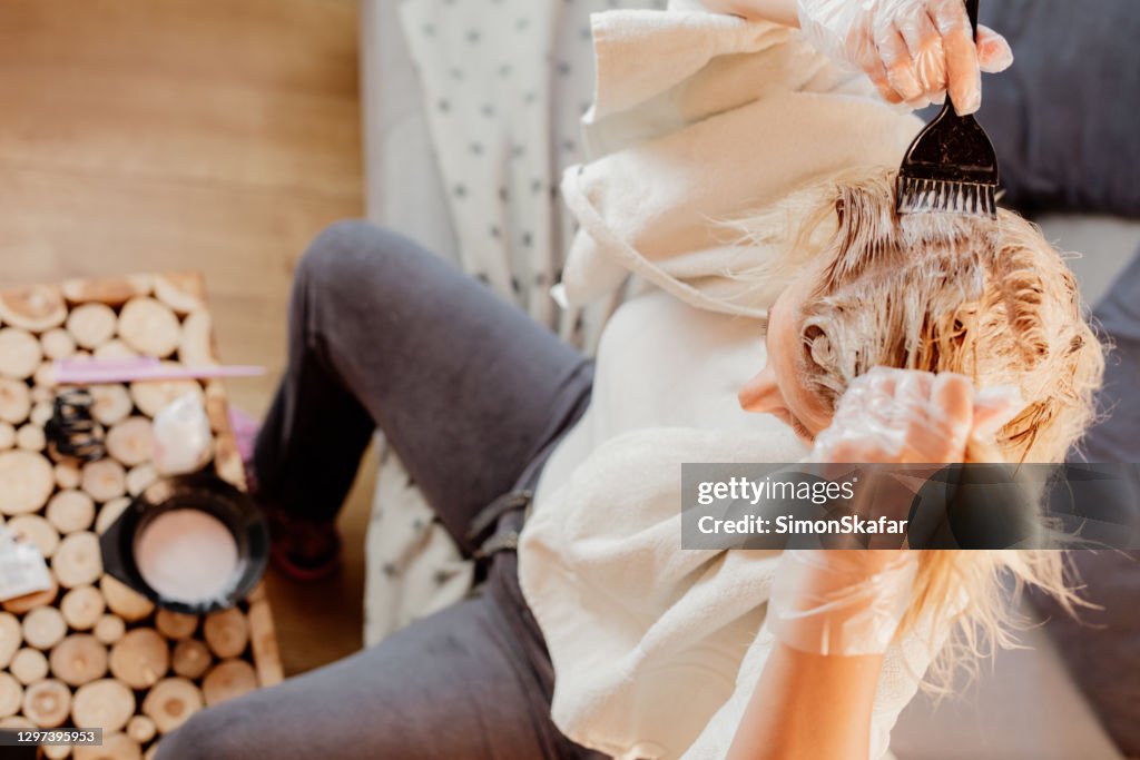 Kvinna färgar hår hemma