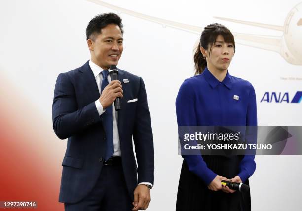 Le médaillé d'or olympique en judo Tadahiro Nomura et la médaillée d'or olympique en lutte féminine Saori Yoshida désignée pour porter la flamme aux...