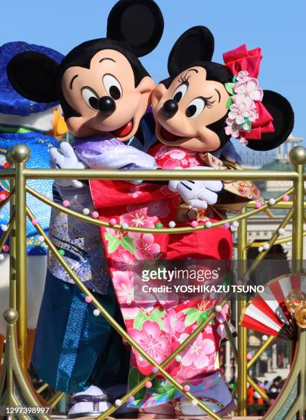 Les personnages de Disney Mickey et Minnie Mouse avec des vêtements traditionnels japonais lors de la parade du Jour de l'An le 1er janvier 2020 au...
