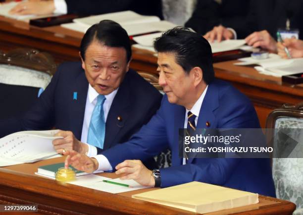 Le Premier ministre japonais Shinzo Abe et son ministre des finances Taro Aso lors d'une séance au parlement à Tokyo le 20 janvier 2020, Japon.