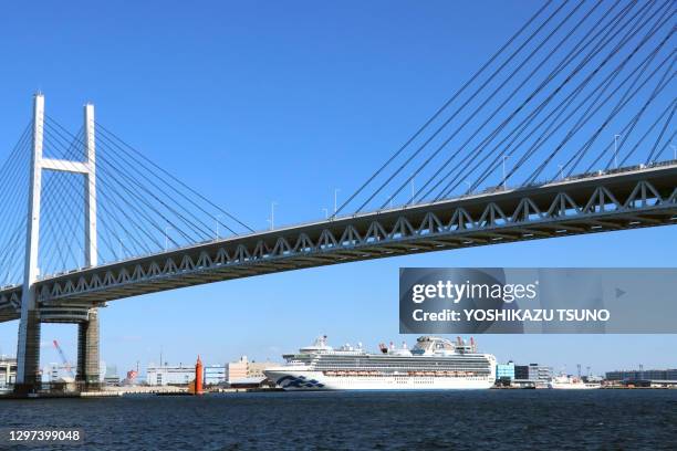 Le navire de croisière japonais "Diamond Princess" transportant quelque 3 700 personnes est ancré sur la jetée de Daikoku du port de Yokohama, dans...