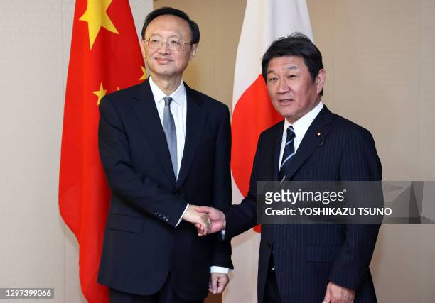 Le ministre des affaires étrangères japonais Toshimitsu Motegi et son homologue chinois Yang Jiechi le 27 février 2020 à Tokyo, Japon.