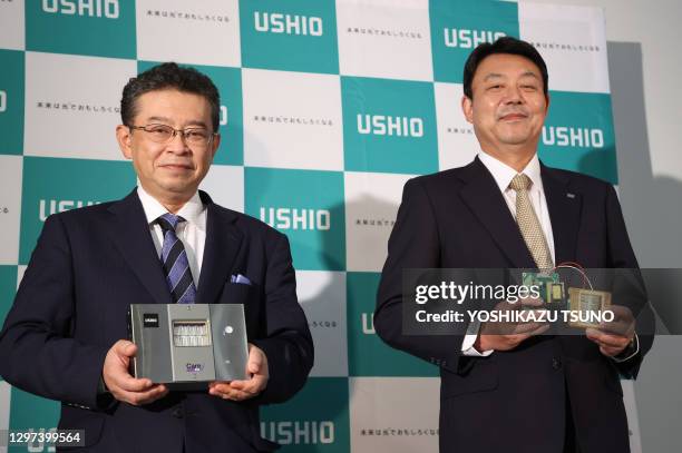 Le président d'Ushio, Koji Naito et le président de Toshiba Lighting and Technology, Toshiyuki Hiraoka , fabricant japonais d'équipements d'éclairage...