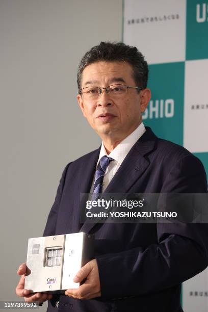 Le président d'Ushio, Koji Naito, fabricant japonais d'équipements d'éclairage de haute technologie, présente le dispositif d'éclairage par...