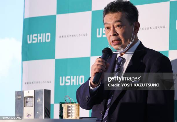 Le président d'Ushio, Koji Naito, fabricant japonais d'équipements d'éclairage de haute technologie, présente le dispositif d'éclairage par...