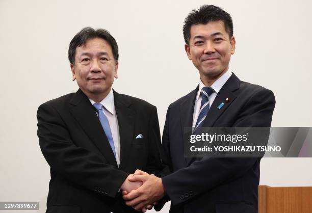 Les hommes politiques japonais Yukio Edano, membre du Parti démocrate du Japon et Kenta Izumi, membre du Parti démocrate du peuple lors d'une...