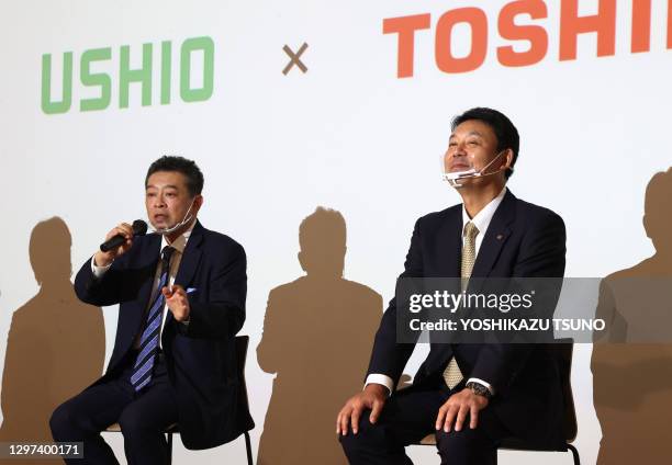 Le président d'Ushio, Koji Naito et le président de Toshiba Lighting and Technology, Toshiyuki Hiraoka , fabricant japonais d'équipements d'éclairage...