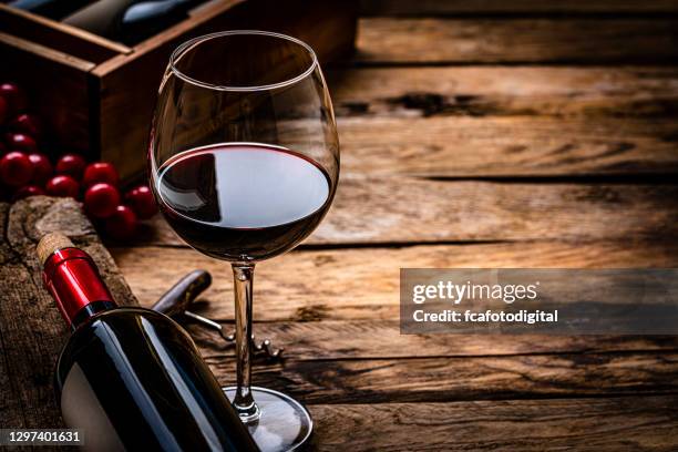 rotweinglas und flasche. kopierraum - red wine glass stock-fotos und bilder