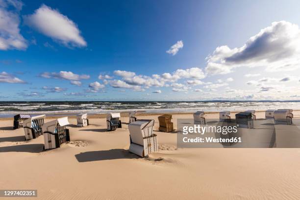 germany, mecklenburg-western pomerania, ahlbeck, hooded beach chairs on sandy coastal beach - usedom photos et images de collection