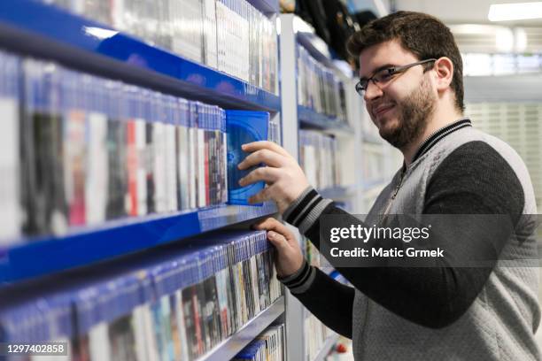 choisir les jeux préférés - disque compact photos et images de collection