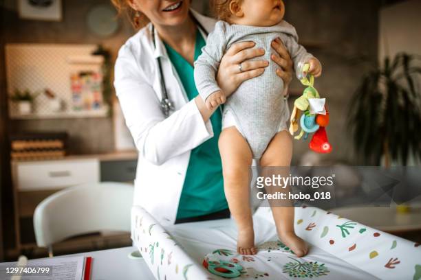 baby-walking-übungen mit kinderarzt - pediatric nurse stock-fotos und bilder