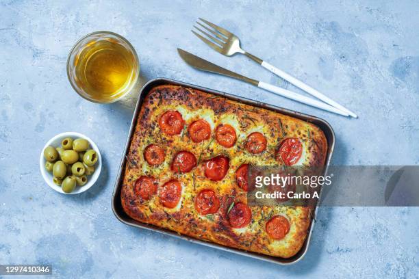 focaccia with cherry tomatoes - fougasse photos et images de collection
