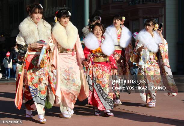 Groupe de jeunes femmes habillées de kimonos colorés agées de 20 ans arrivant au Tokyo Disneyland pour assister à la cérémonie du 'Coming-of-Age Day'...