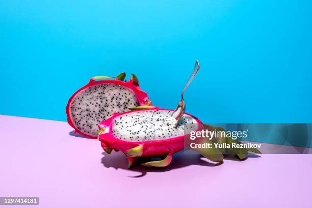 pitaya- hylocereus undatus (pitahaya or dragon fruit) with spoon on the rose-blue background - röd pitahayafrukt bildbanksfoton och bilder