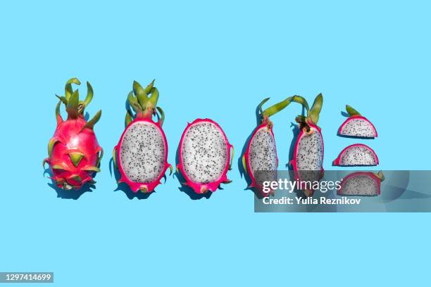 pitaya- hylocereus undatus (pitahaya or dragon fruit)on the blue background - querschnitt stock-fotos und bilder