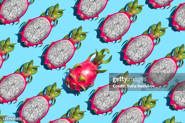 repeated halved pitaya- hylocereus undatus (pitahaya or dragon fruit)on the blue background - pitaya stock-fotos und bilder