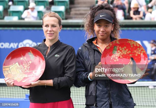 La joueuse de tennis japonaise Naomi Osaka vainqueur du tournoi et la joueuse russe Anastasia Pavlyuchenkova avec leurs trophées du tournoi de tennis...