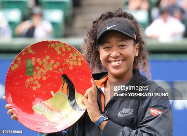 La joueuse de tennis japonaise Naomi Osaka avec son trophée après sa victoire en finale du tournoi de tennis "Toray Pan Pacific Open" le 22 septembre...