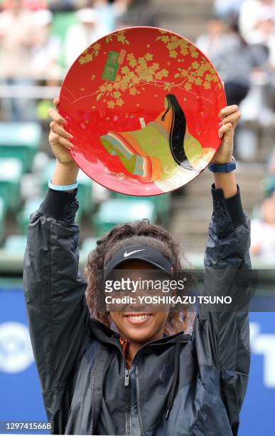 La joueuse de tennis japonaise Naomi Osaka avec son trophée après sa victoire en finale du tournoi de tennis "Toray Pan Pacific Open" le 22 septembre...