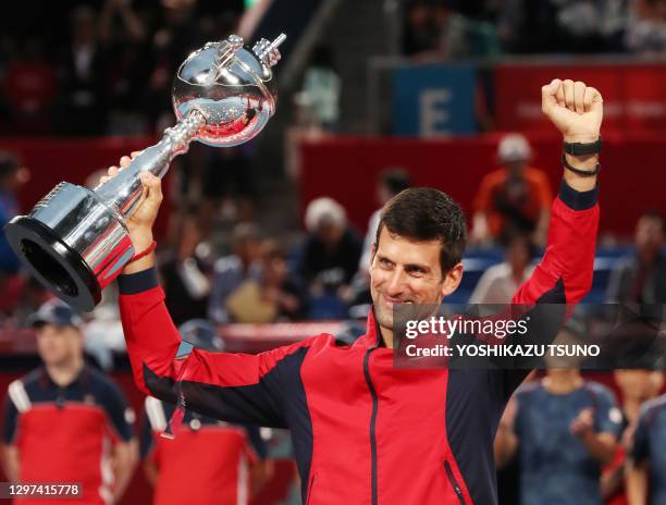 Le joueur de tennis serbe Novak Djokovic, numéro 1 mondial au classement ATP avec son trophée après sa victoire en finale du tournoi "Rakuten Japan...