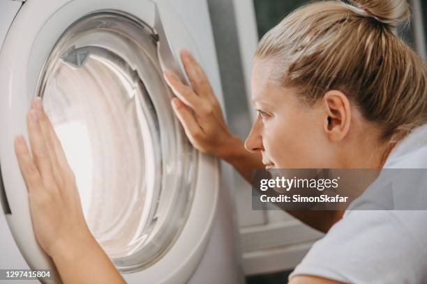 Women Washing Machine Photos and Premium High Res Pictures - Getty Images