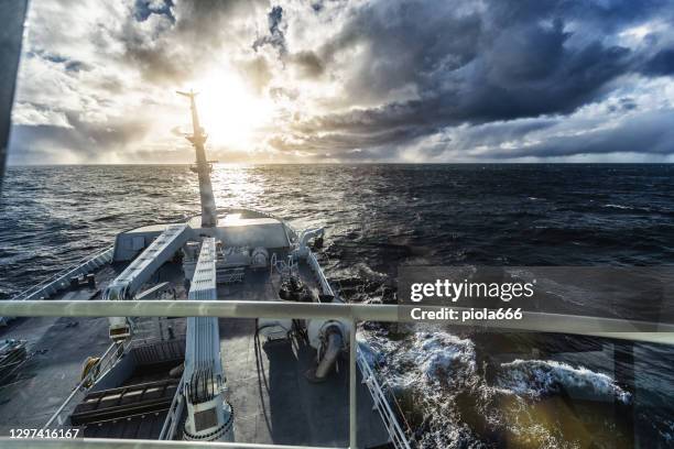 industrie de la pêche: pov du pont d’un océan de navigation de bateau - bateau de pêche photos et images de collection