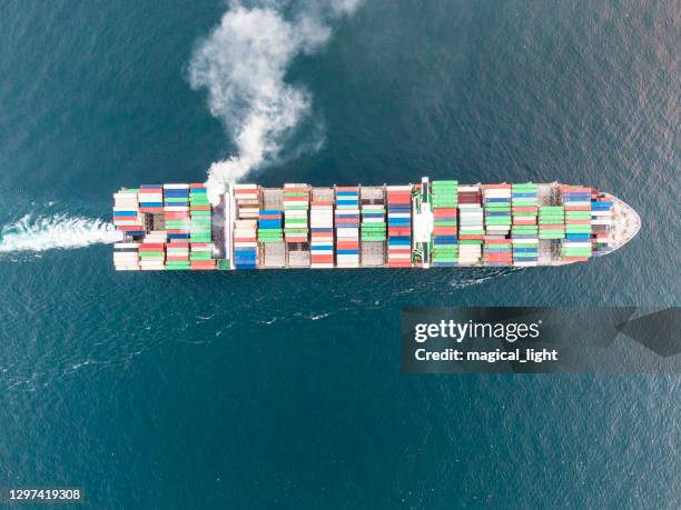 luftaufnahme des frachtschiffs mit frachtcontainern. - hamburger hafen stock-fotos und bilder